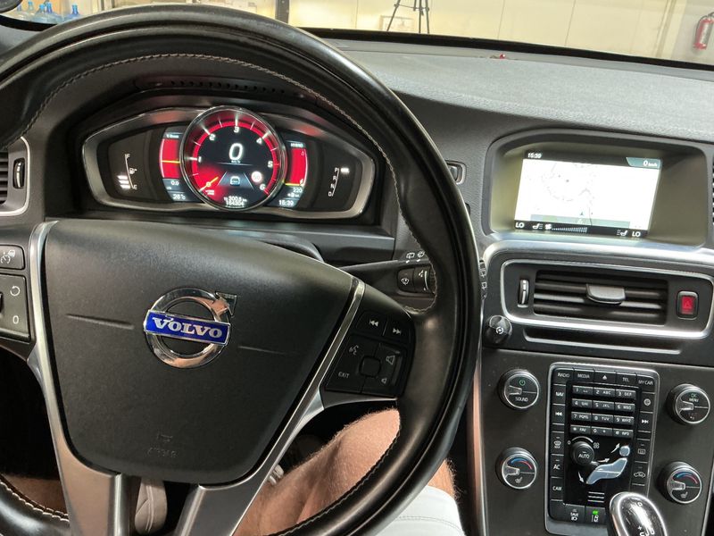Volvo V60 2.4 D6 Plug-in Hybrid Summum AWD 2014 – снимка 18