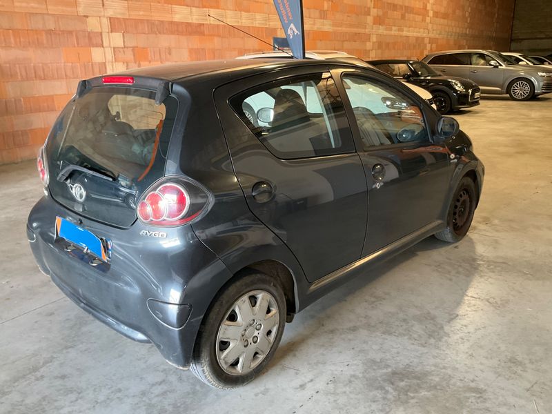 Toyota Aygo 1.0 Confort 2010 – снимка 2