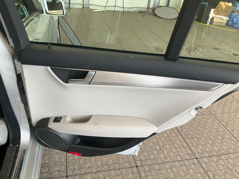 Mercedes-Benz C-Klasse C 200 CDI BlueEfficiency Avantgarde 2011 – снимка 38