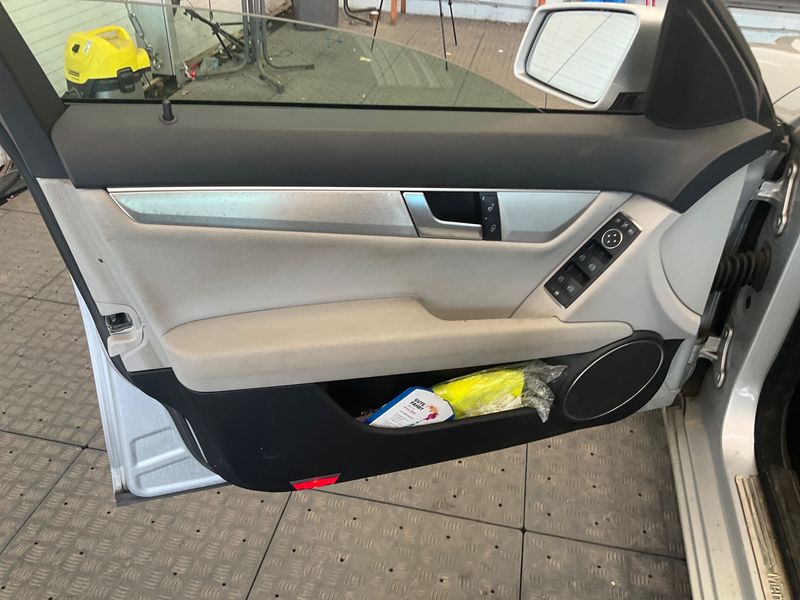 Mercedes-Benz C-Klasse C 200 CDI BlueEfficiency Avantgarde 2011 – снимка 42