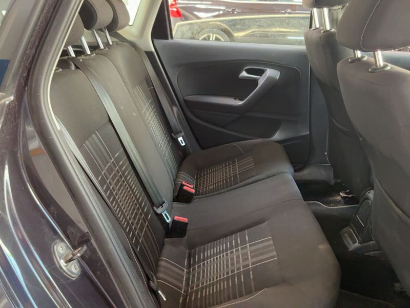Volkswagen Polo 1.2 TSI Lounge BlueMotion Tech 2015 – снимка 19