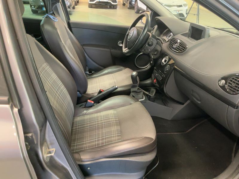 Renault Clio 1.5 dCi XV de France 2011 – снимка 16