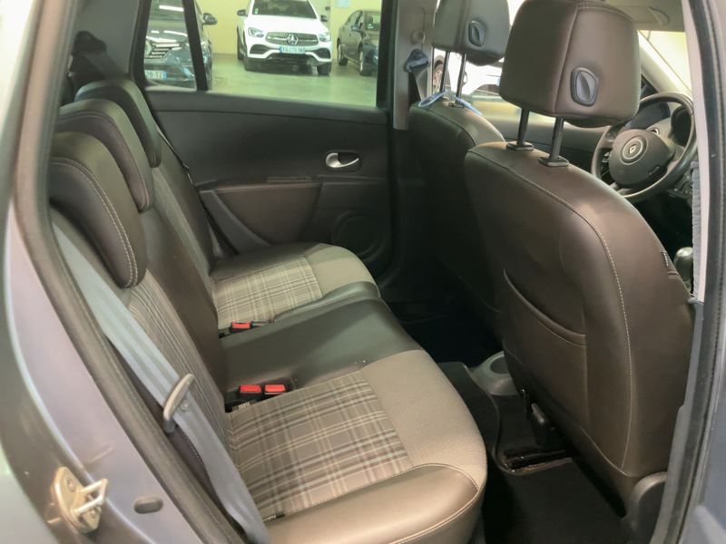 Renault Clio 1.5 dCi XV de France 2011 – снимка 19