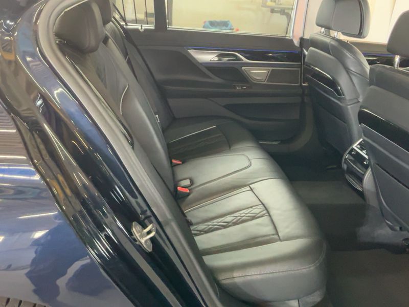 BMW 7er 750i L xDrive 2019 – снимка 19