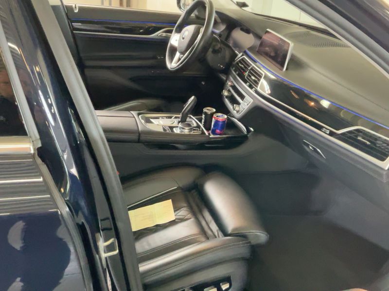 BMW 7er 750i L xDrive 2019 – снимка 16
