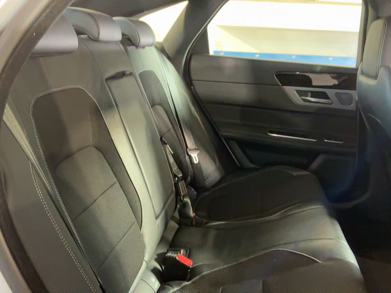 Jaguar XF 25d R-Sport AWD 2019 – снимка 19