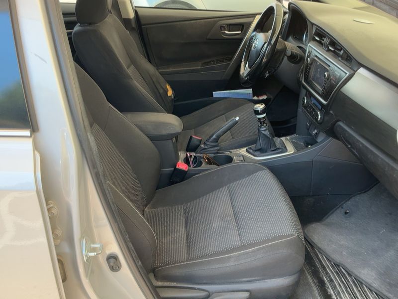 Toyota Auris 2.0 D-4D Dynamic 2014 – снимка 16