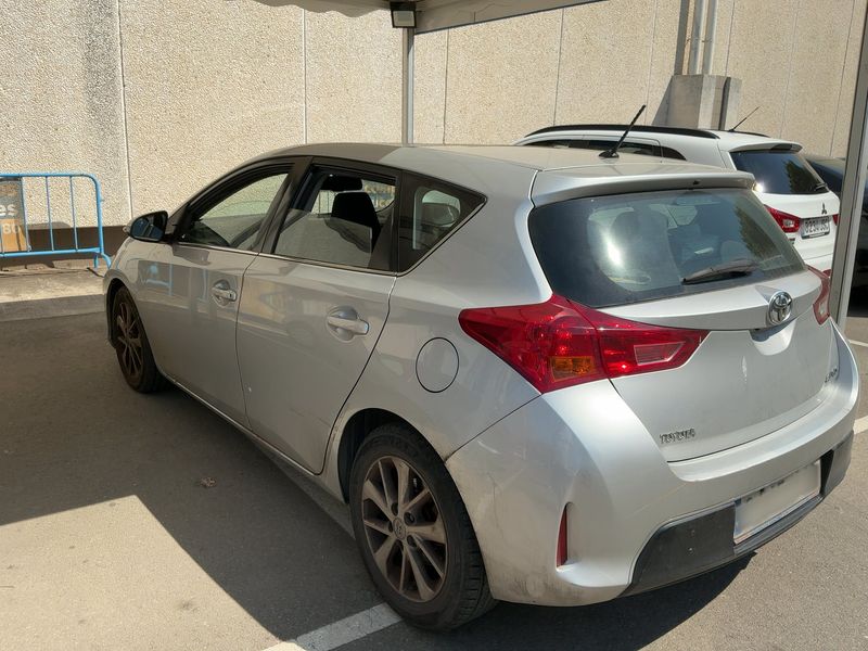 Toyota Auris 2.0 D-4D Dynamic 2014 – снимка 6