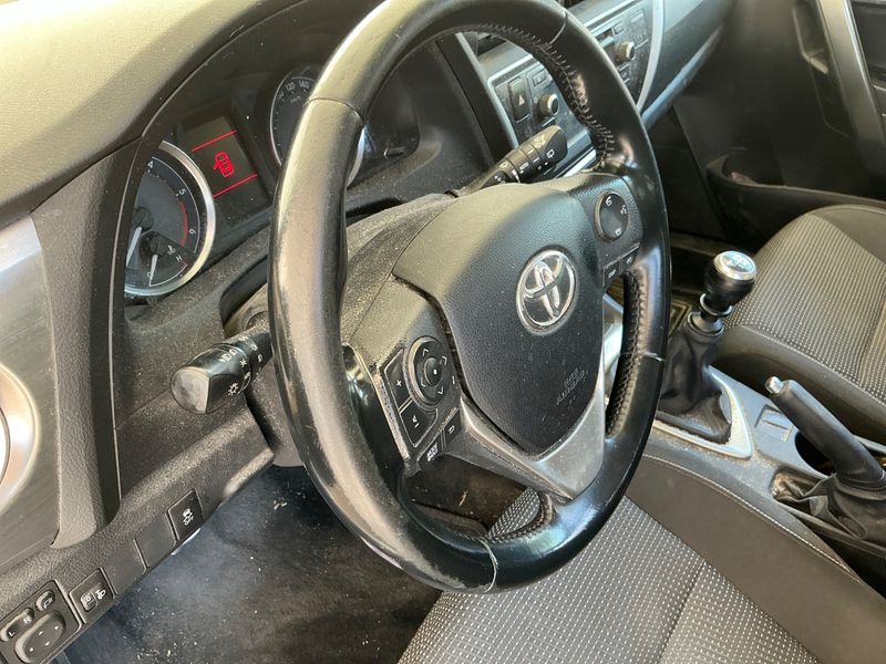 Toyota Auris 2.0 D-4D Dynamic 2014 – снимка 23