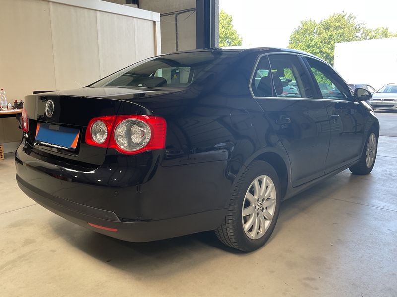 Volkswagen Jetta 1.6 TDI Comfortline 2010 – снимка 2