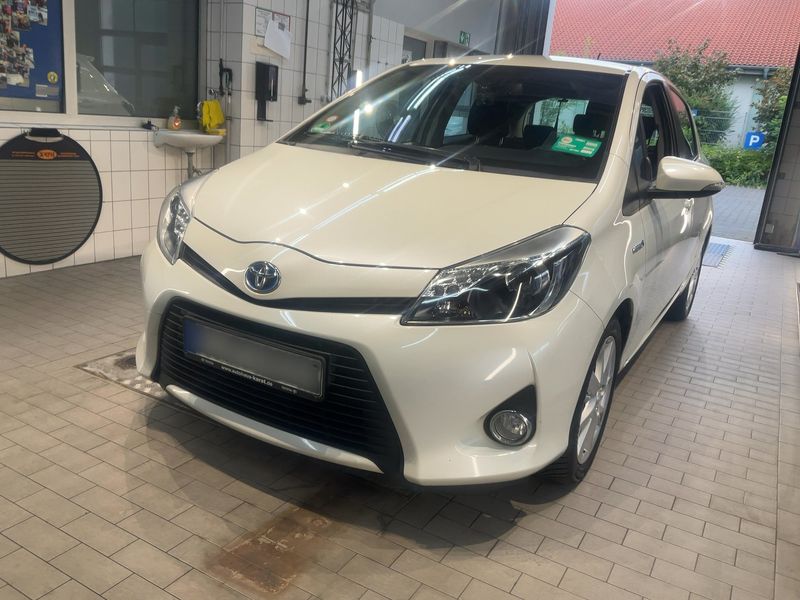 Toyota Yaris 1.5 Hybrid Club 2013 – снимка 1