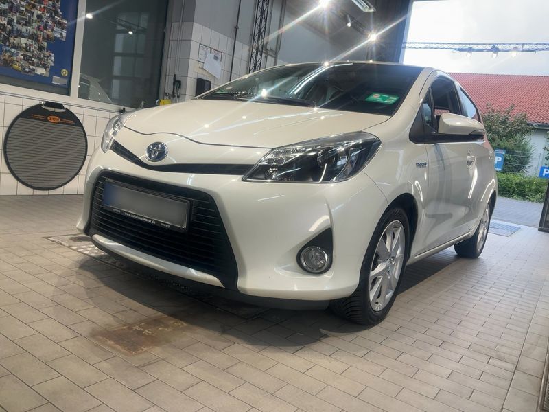 Toyota Yaris 1.5 Hybrid Club 2013 – снимка 2