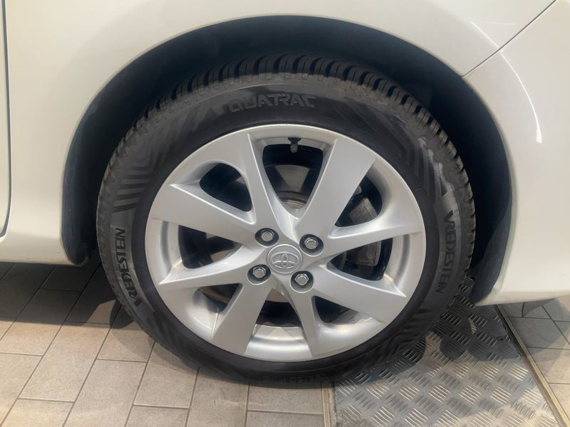 Toyota Yaris 1.5 Hybrid Club 2013 – снимка 11