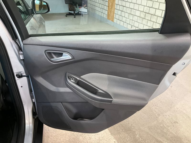 Ford Focus 1.6 Ti-VCT Trend 2011 – снимка 30