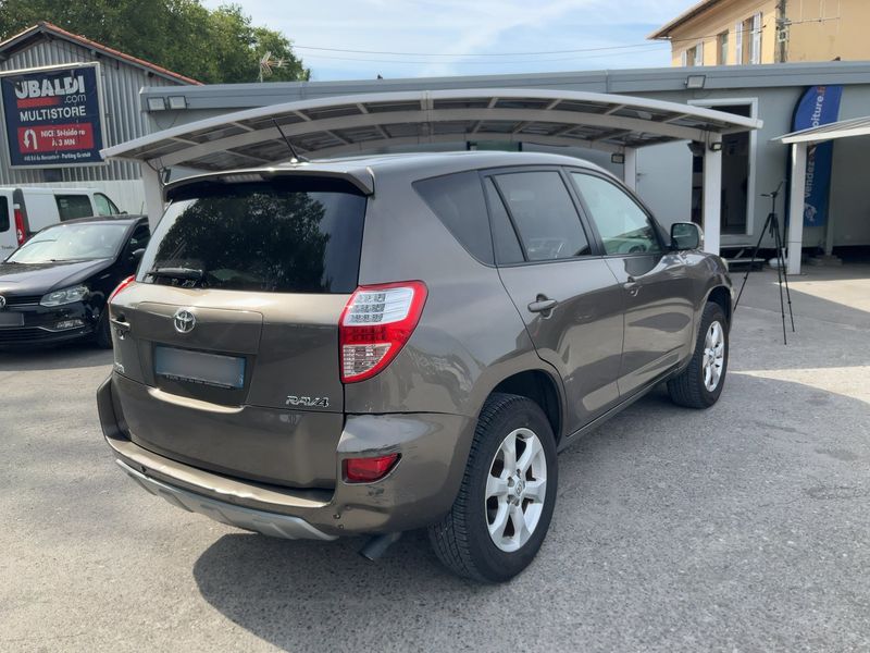 Toyota RAV 4 2.2 D-4D 2011 – снимка 8