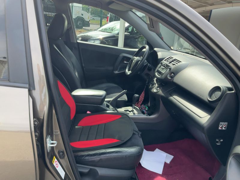Toyota RAV 4 2.2 D-4D 2011 – снимка 16