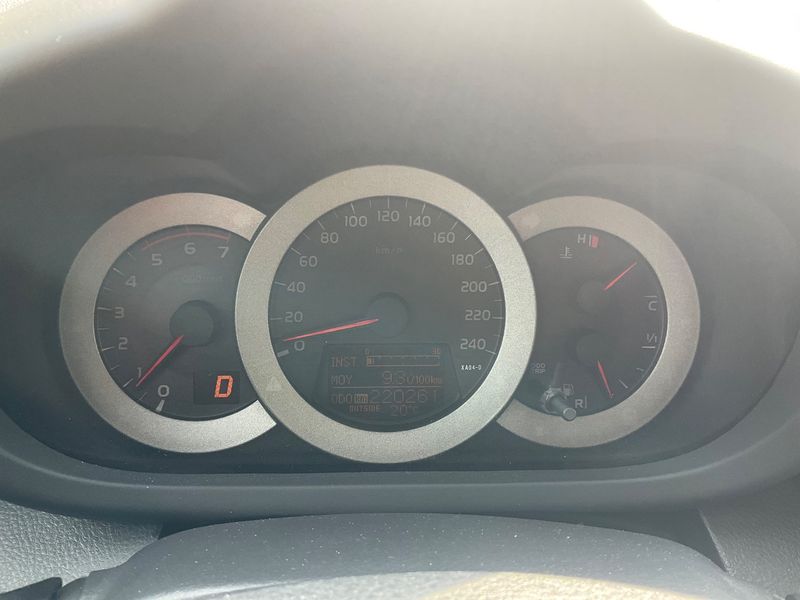 Toyota RAV 4 2.2 D-4D 2011 – снимка 18