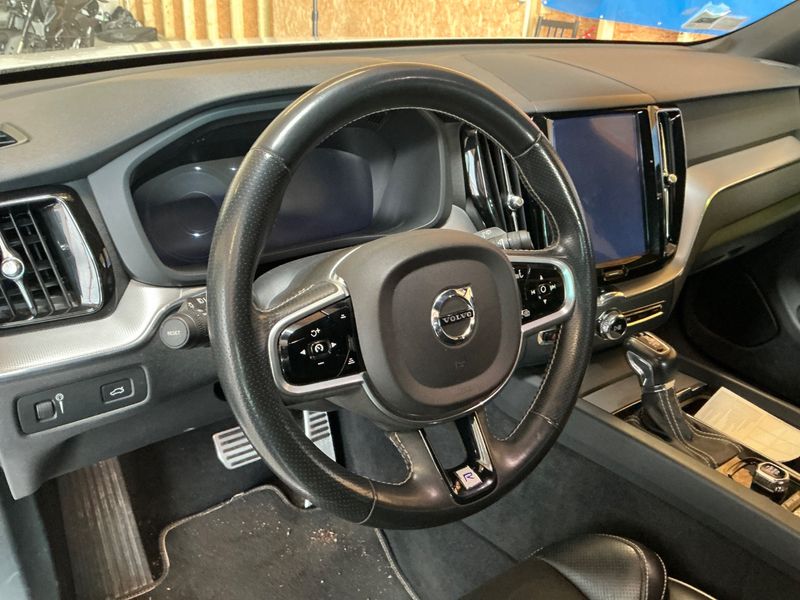 Volvo XC60 2.0 D4 R Design AWD 2018 – снимка 23