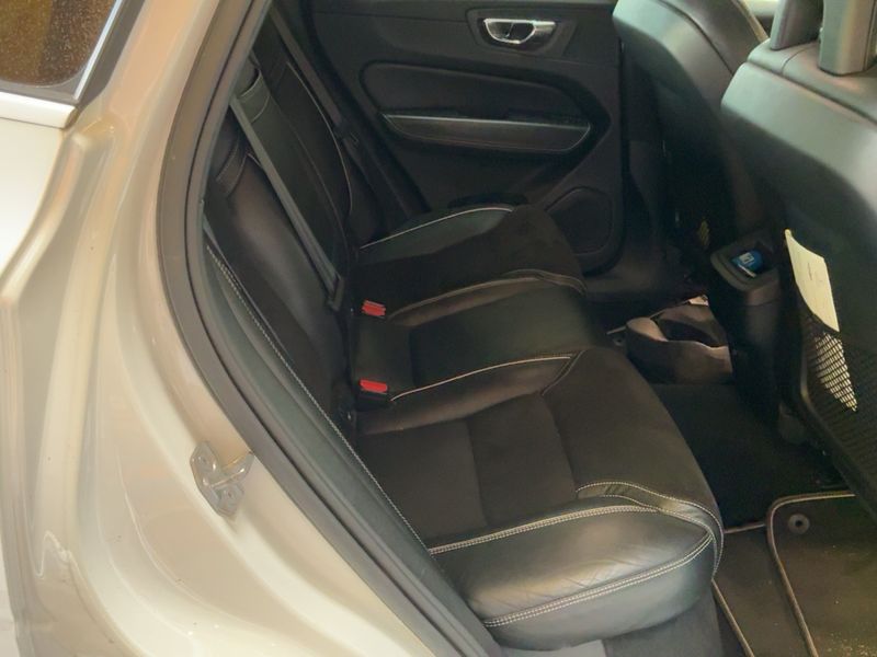 Volvo XC60 2.0 D4 R Design AWD 2018 – снимка 19