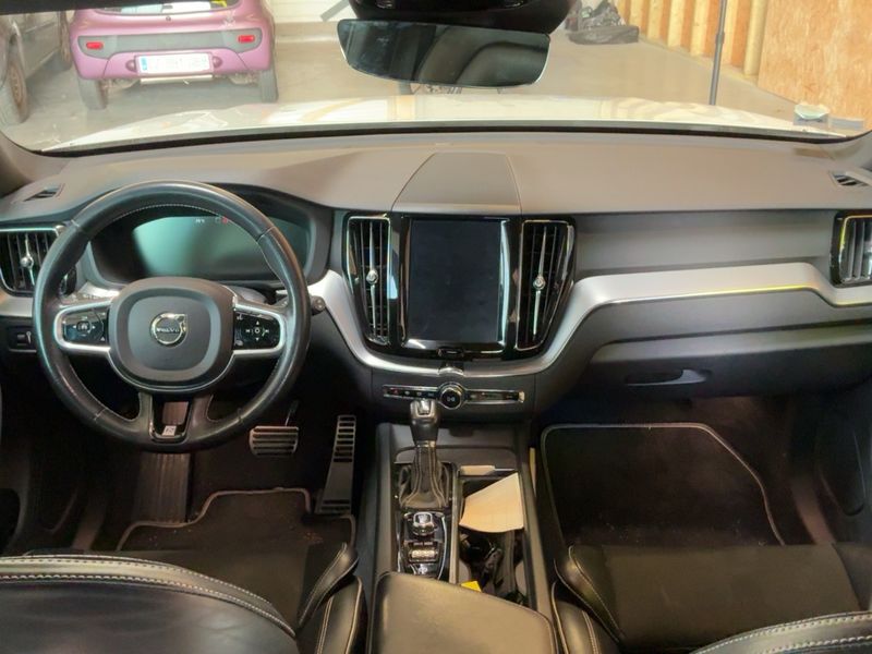 Volvo XC60 2.0 D4 R Design AWD 2018 – снимка 17