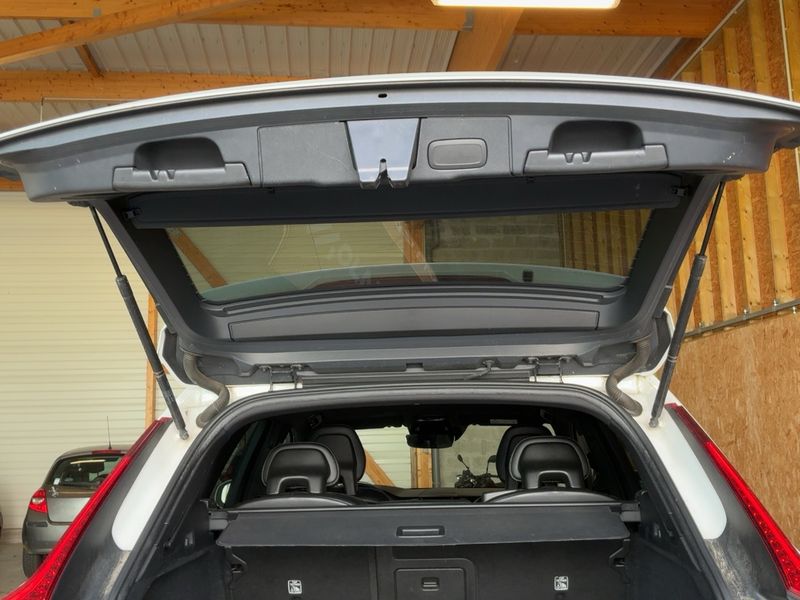 Volvo XC60 2.0 D4 R Design AWD 2018 – снимка 15