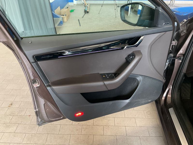 Skoda Octavia 2.0 TDI Laurin & Klement 2017 – снимка 24