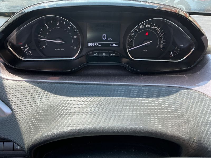 Peugeot 2008 1.6 e-HDi Active 2015 – снимка 18