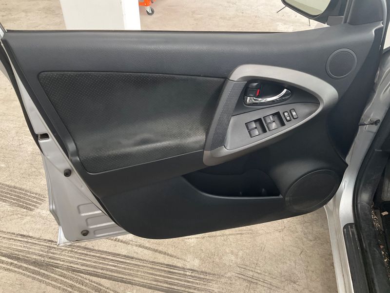 Toyota RAV 4 2.2 D-4D Lounge 2012 – снимка 30