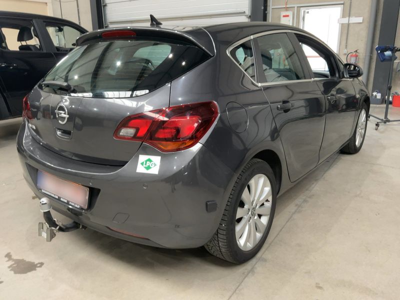 Opel Astra 1.6 Innovation 2012 – снимка на щета
