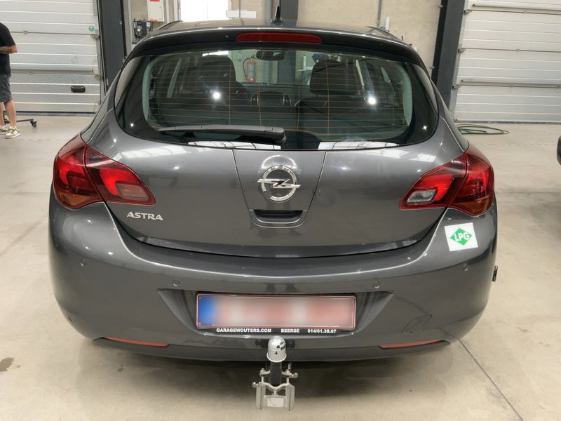 Opel Astra 1.6 Innovation 2012 – снимка на щета