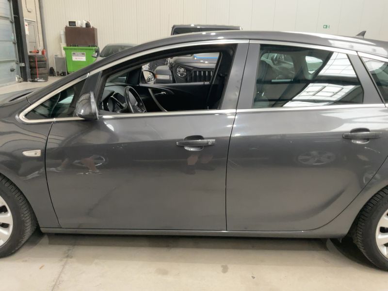Opel Astra 1.6 Innovation 2012 – снимка на щета