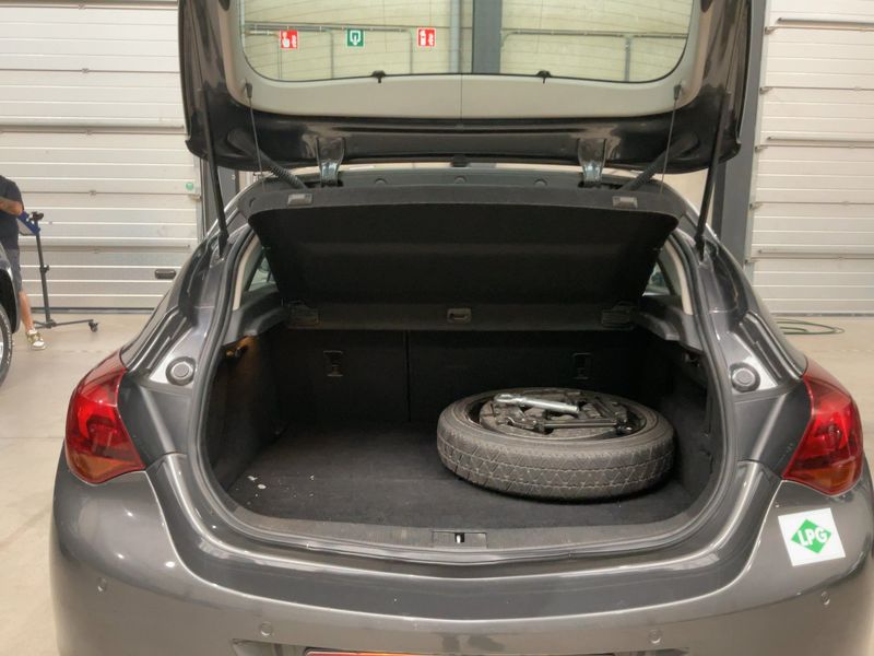 Opel Astra 1.6 Innovation 2012 – снимка 10