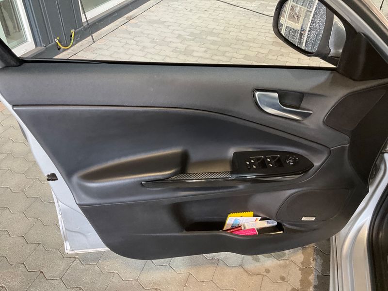Alfa Romeo Giulietta 1.8 Turbo Quadrifoglio Verde 2012 – снимка 33