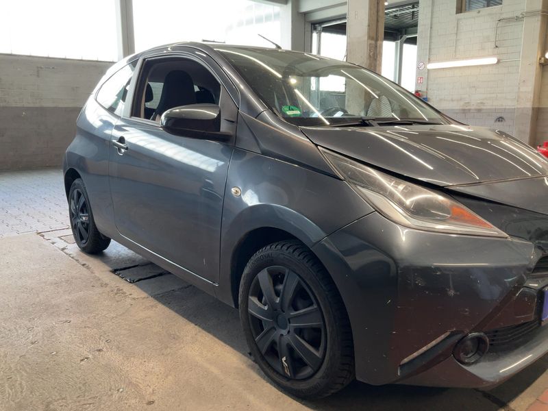 Toyota Aygo 1.0 X-Play 2015 – снимка 12