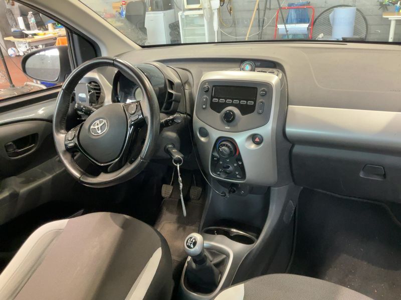 Toyota Aygo 1.0 X-Play 2015 – снимка 17