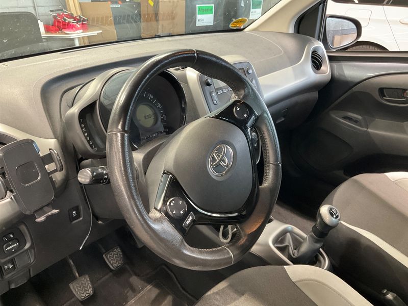 Toyota Aygo 1.0 X-Play 2015 – снимка 26