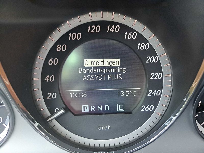 Mercedes-Benz C-Klasse C 180 CGI BlueEfficiency Avantgarde 2010 – снимка 22