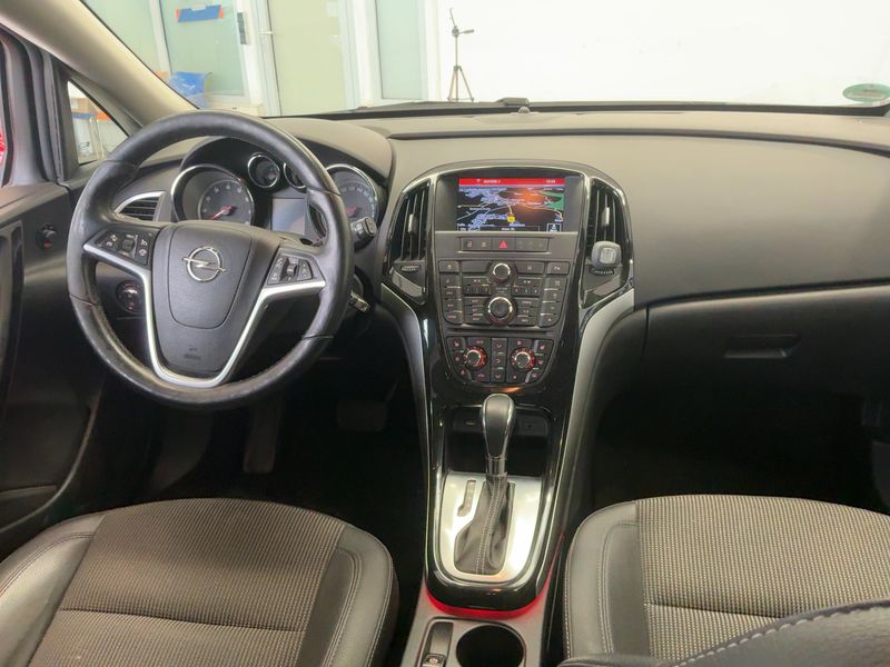 Opel Astra 1.6 SIDI Turbo Exklusiv 2014 – снимка 17