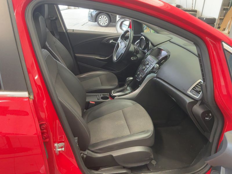 Opel Astra 1.6 SIDI Turbo Exklusiv 2014 – снимка 16