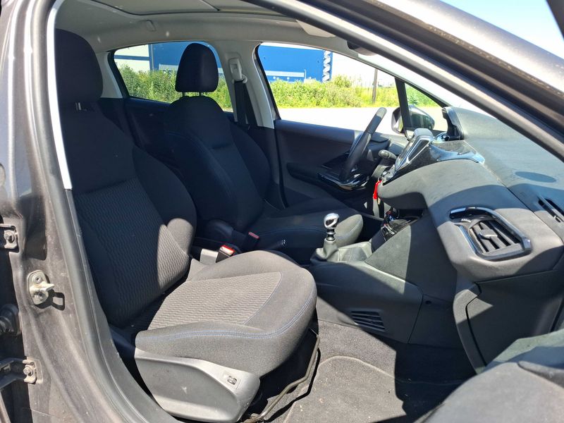 Peugeot 208 1.2 PureTech Signature 2018 – снимка 10