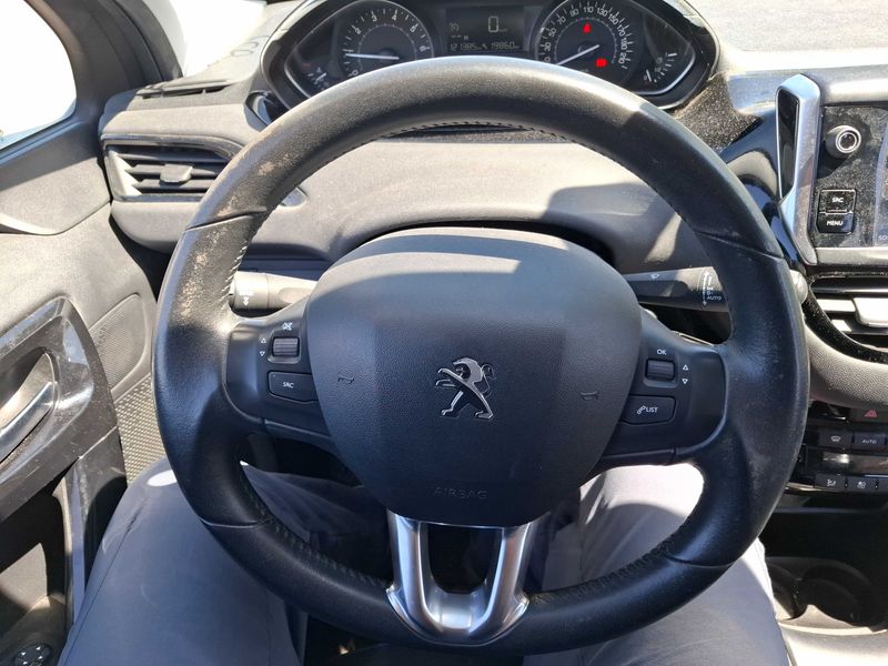 Peugeot 208 1.2 PureTech Signature 2018 – снимка 47