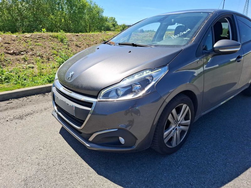 Peugeot 208 1.2 PureTech Signature 2018 – снимка 2