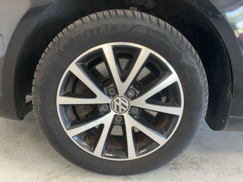 Volkswagen Touran 2.0 TDI Design Edition 2011 – снимка 17