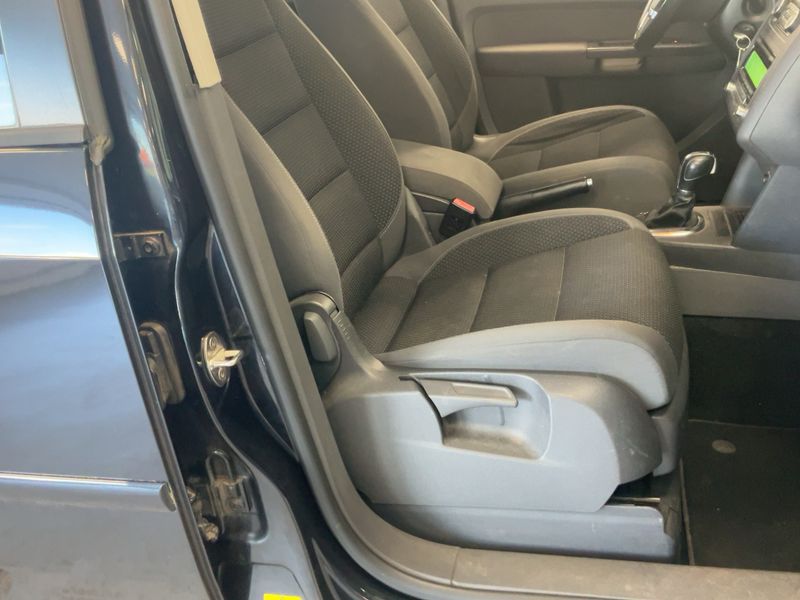 Volkswagen Touran 2.0 TDI Design Edition 2011 – снимка 11