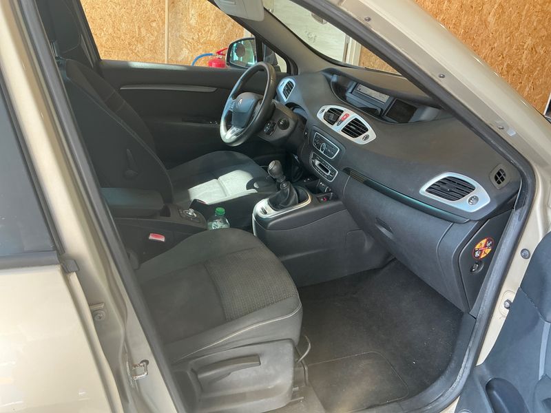 Renault Grand Scenic 1.5 dCi Dynamique 2010 – снимка 3