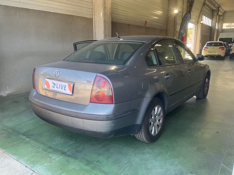Volkswagen Passat 1.9 TDI Edition 2003 – снимка 2