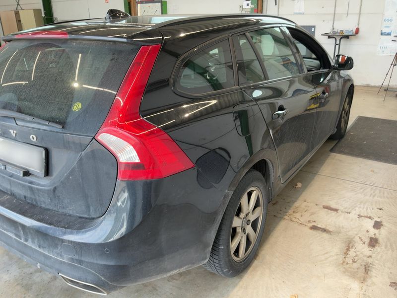 Volvo V60 2.0 D3 Linje Svart 2016 – снимка 8