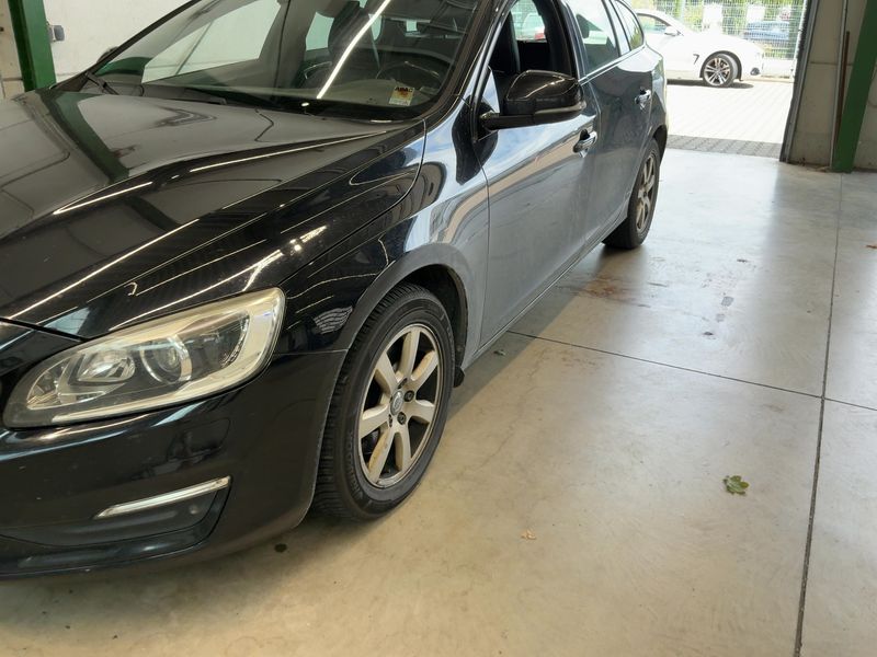 Volvo V60 2.0 D3 Linje Svart 2016 – снимка 2