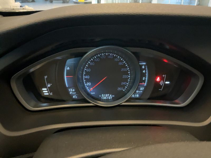 Volvo V40 2.0 T2 Momentum 2016 – снимка 18