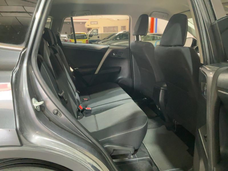 Toyota RAV 4 2.0 D-4D Advance 2018 – снимка 19